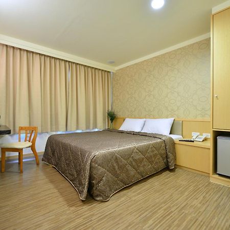 Ing Wang Hotel Tainan Extérieur photo