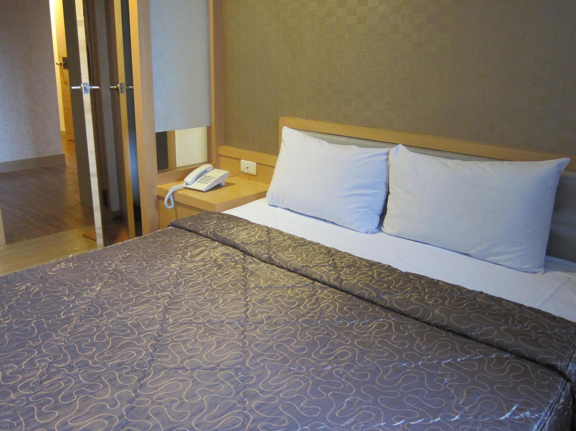 Ing Wang Hotel Tainan Extérieur photo