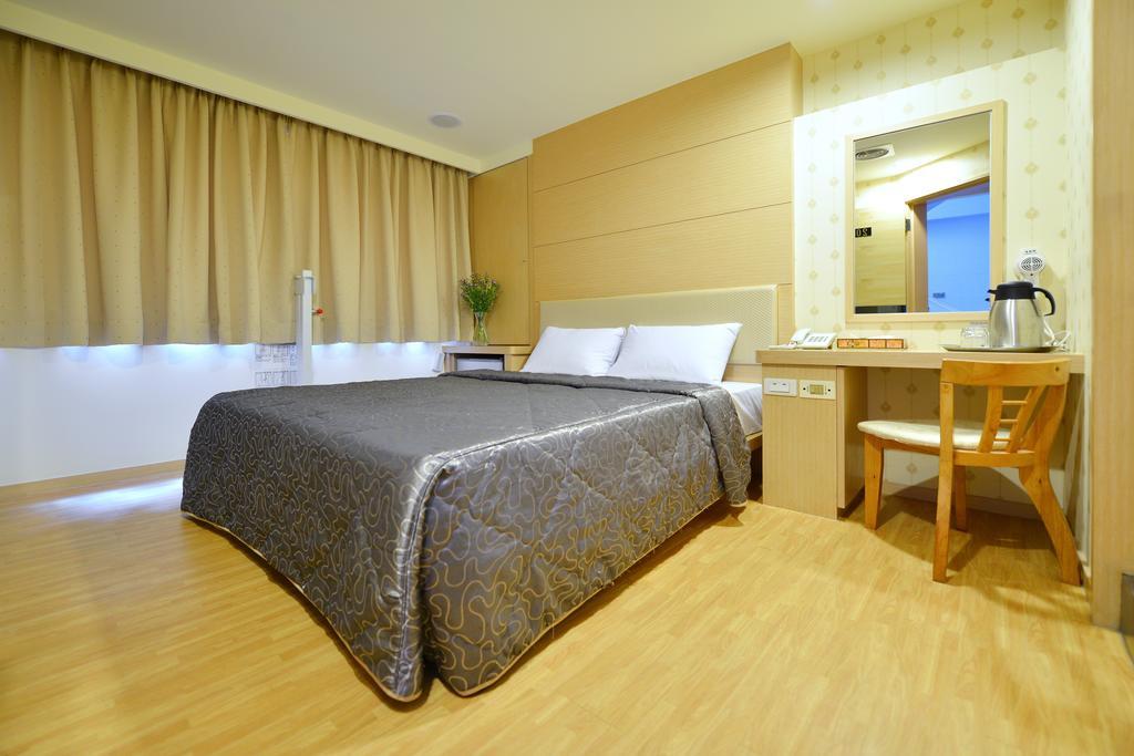 Ing Wang Hotel Tainan Extérieur photo